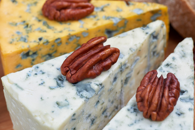 Обои картинки фото еда, сырные изделия, сыр, треугольник, кусок, орехи