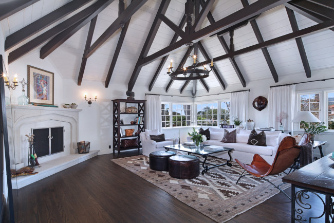 Обои картинки фото интерьер, гостиная, colors, цветы, стиль, furniture, мебель, камин, fireplace, living, room, style