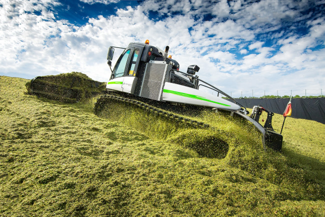 Обои картинки фото техника, тракторы на гусенецах, работы, сельхоз