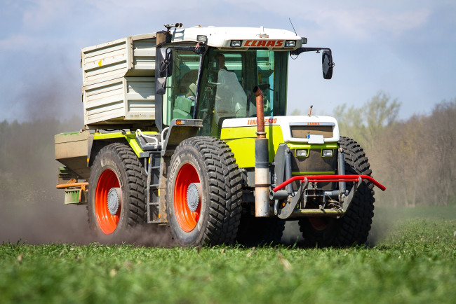 Обои картинки фото техника, тракторы, работы, сельхоз