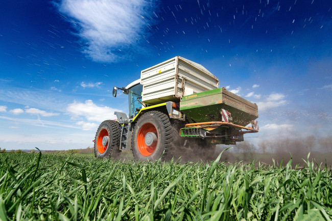 Обои картинки фото техника, тракторы, работы, сельхоз