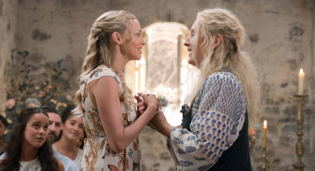 Обои картинки фото кино фильмы, mamma mia,  here we go again, свечи, радость, люди, блондинки