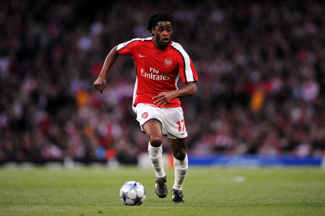 Обои картинки фото спорт, футбол, футболист, поле, форма, мяч