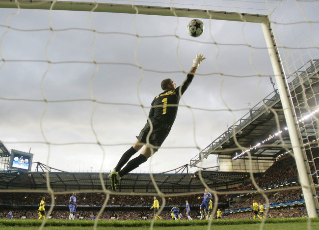 Обои картинки фото спорт, футбол, ворота, вратарь, мяч, поле