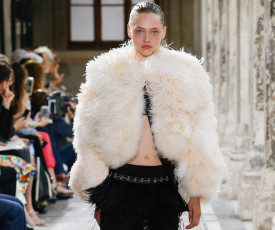 Картинка девушки саша+пивоварова модель наряд подиум зрители