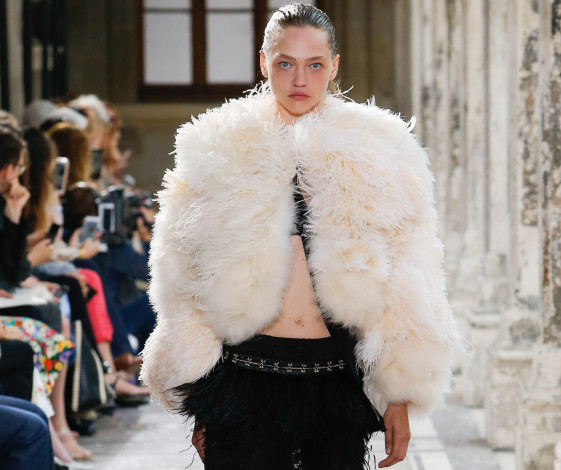 Обои картинки фото девушки, саша пивоварова, модель, наряд, подиум, зрители