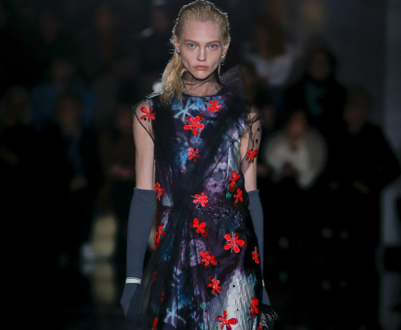 Обои картинки фото девушки, саша пивоварова, модель, блондинка, наряд, подиум