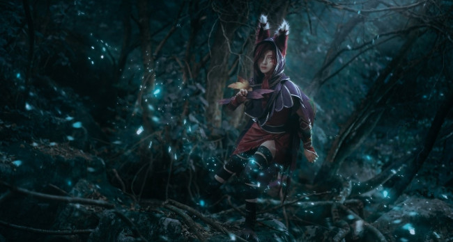 Обои картинки фото девушки, - креатив,  косплей, костюм, лес