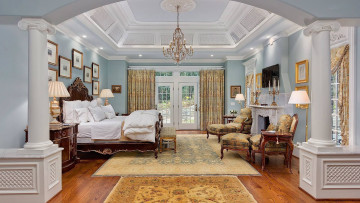 Картинка интерьер спальня ковры люстра кровать лампы