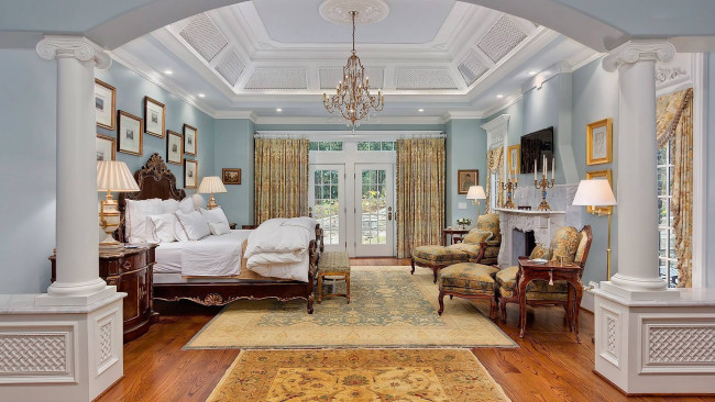 Обои картинки фото интерьер, спальня, ковры, люстра, кровать, лампы