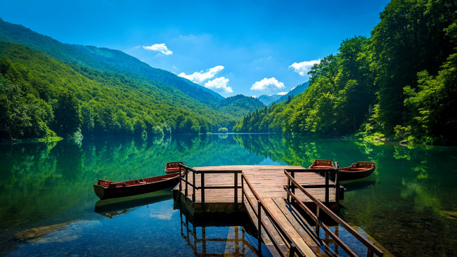 Обои картинки фото корабли, лодки,  шлюпки, горы, озеро, мостки, отражение