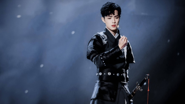 Обои картинки фото мужчины, xiao zhan, актер, костюм, меч