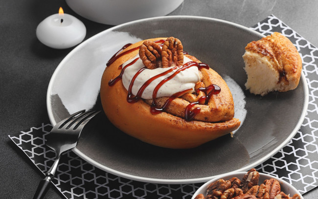 Обои картинки фото еда, хлеб,  выпечка, свеча, сдобная, булочка