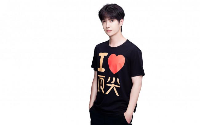 Обои картинки фото мужчины, wang yi bo, актер, певец, футболка