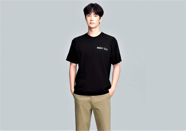 Обои картинки фото мужчины, wang yi bo, актер, певец, футболка