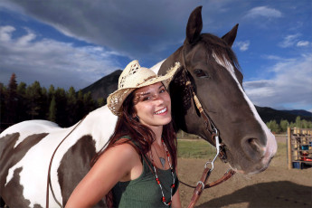 Картинка девушки elena+generi бусы шляпа улыбка лошадь