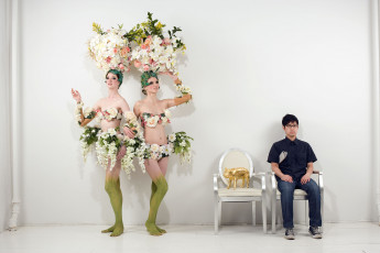 Картинка разное люди девушки цветы мужчина газета поросенок