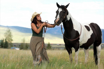 Картинка девушки elena+generi юбка топ лошадь бусы