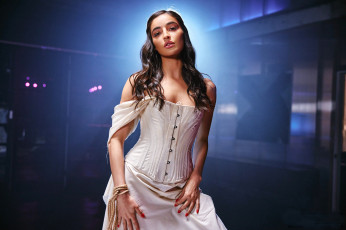 Картинка девушки emily+willis корсаж декольте поза