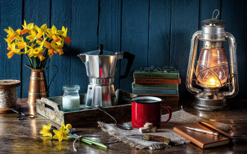 Картинка еда натюрморт лампа нарциссы кофе книги