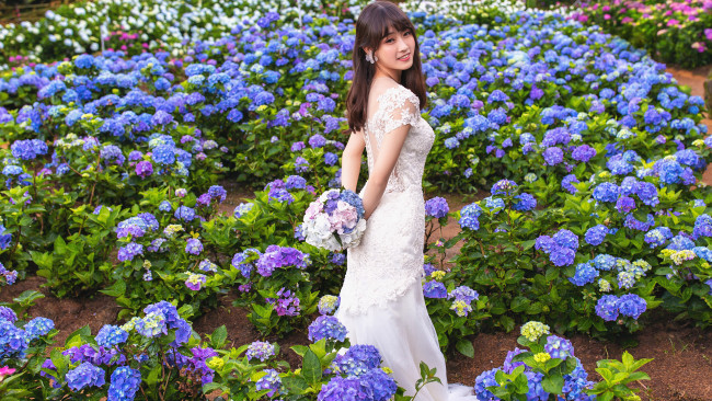 Обои картинки фото девушки, - азиатки, платье, букет, гортензии