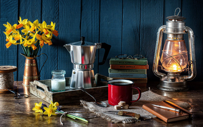 Обои картинки фото еда, натюрморт, лампа, нарциссы, кофе, книги