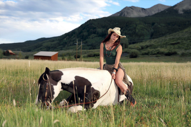 Обои картинки фото девушки, elena generi, юбка, топ, лошадь, бусы