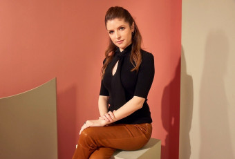 Картинка девушки anna+kendrick шатенка актриса топ брюки куб