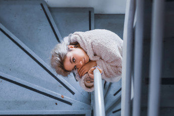 Картинка девушки -+блондинки +светловолосые блондинка халат девушка поза пирсинг лестница взгляд