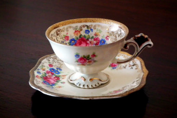 Картинка разное посуда +столовые+приборы +кухонная+утварь изящная фарфоровая чашка блюдце