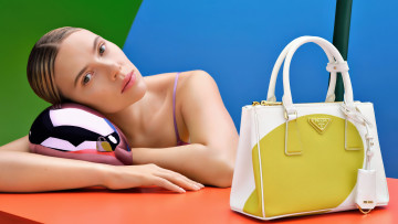 Картинка девушки scarlett+johansson актриса лицо сумка