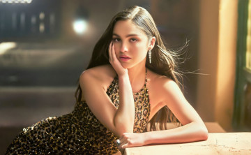 Картинка девушки olivia+rodrigo шатенка платье