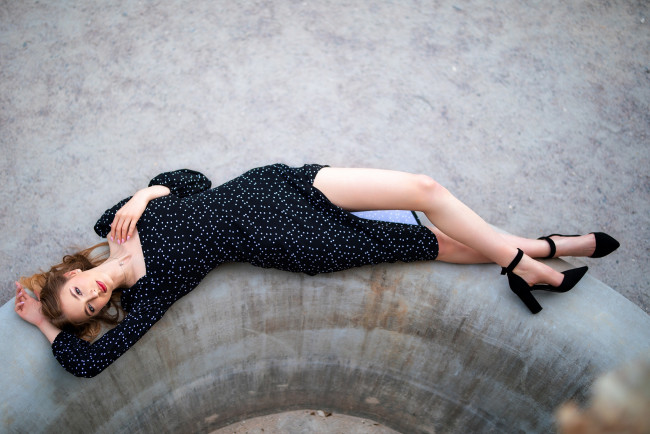 Обои картинки фото девушка - girl, девушки, - брюнетки,  шатенки, девушка, женщина, шатенка, темноволосая, сексуальная, модель, звезда, позирует, разная, обувь, верхняя, стильная, одежда, нижнее, эротическое, бельё, трусы, лифчик, колготки, чулки, аксессуары, макияж, и, множество, элементов, на, фотографии