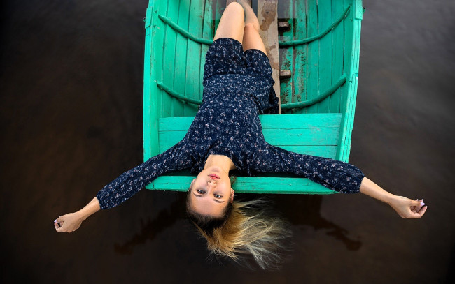 Обои картинки фото девушки, - блондинки,  светловолосые, блондинка, платье, лодка, озеро