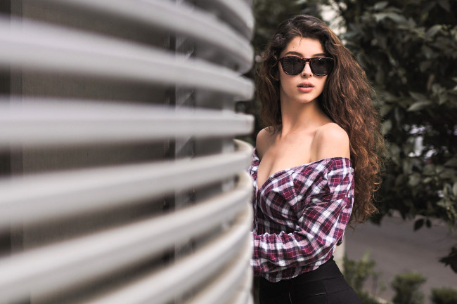 Обои картинки фото девушки, - брюнетки,  шатенки, шатенка, очки, рубашка, стена