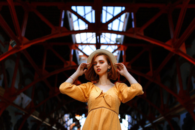 Обои картинки фото девушки, - рыжеволосые и разноцветные, рыжая, шляпа, платье, арки