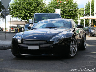 Картинка автомобили выставки уличные фото