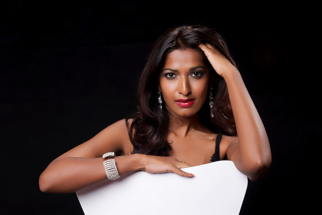 Обои картинки фото _Unsort -НЕ ВЫБИРАТЬ  , девушки, , не, выбирать, серьги, браслет, взгляд, красивая