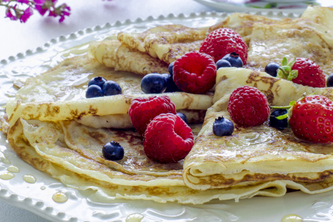 Обои картинки фото еда, блины, оладьи, голубика, малина, блинчики