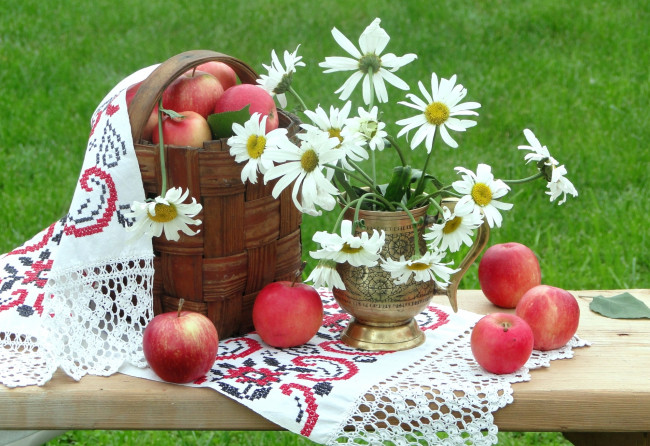 Обои картинки фото еда, Яблоки, ромашки, полотенце
