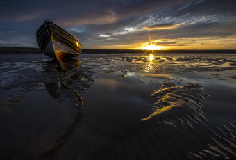 Картинка корабли лодки +шлюпки океан закат отлив пляж цеть шлюпка