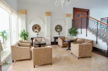 Картинка интерьер гостиная кресло дизайн лестница