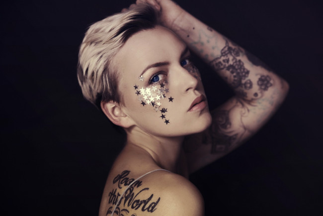 Обои картинки фото девушки, -unsort , лица,  портреты, девушка, взгляд, стиль, звёздочки, тату