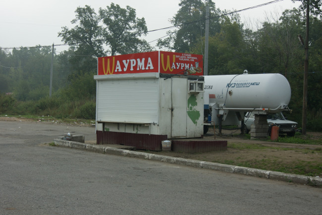 Обои картинки фото достойный конкурент макдоналдса, юмор и приколы, небо, столбы, деревья, автомобиль, цистерна, дорога, забегаловка