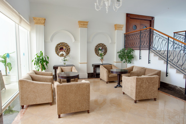 Обои картинки фото интерьер, гостиная, кресло, дизайн, лестница