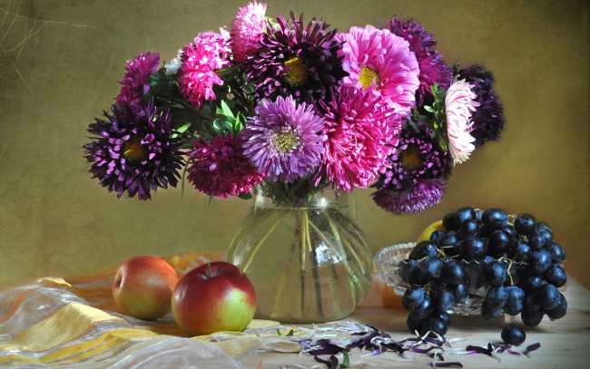 Обои картинки фото еда, натюрморт, фрукты, яблоки, виноград, астры, букет