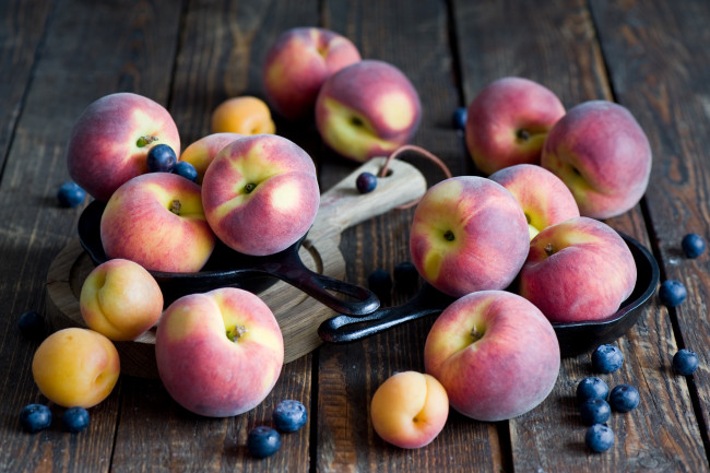Обои картинки фото еда, персики,  сливы,  абрикосы, черника