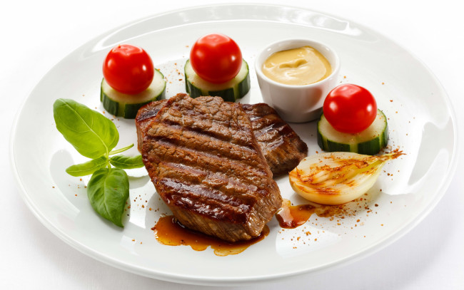 Обои картинки фото еда, мясные блюда, черри, помидоры, лук, горчица, отбивная, огурцы
