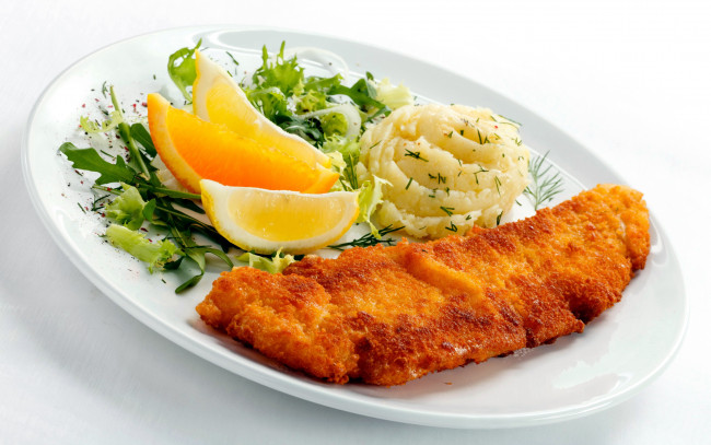 Обои картинки фото еда, мясные блюда, пюре, лимон, зелень, отбивная, панировка
