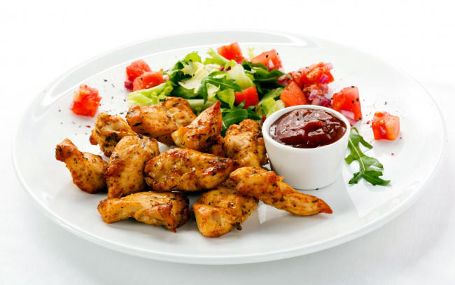 Обои картинки фото еда, мясные блюда, салат, кусочки, мясо, зелень, соус, кетчуп